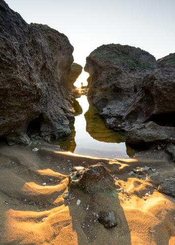AU LOIN DANS LES ROCHERS