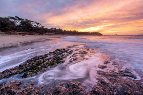 MARÉE MONTANTE SUR LES ROCHERS